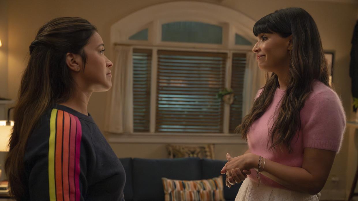  Gina Rodriguez and Hannah Simone as Nell and Sam talking in Not Dead Yet season 2. 