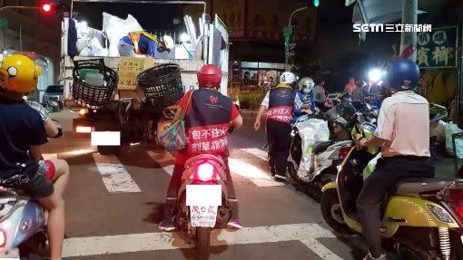 罷韓志工騎車追垃圾車。