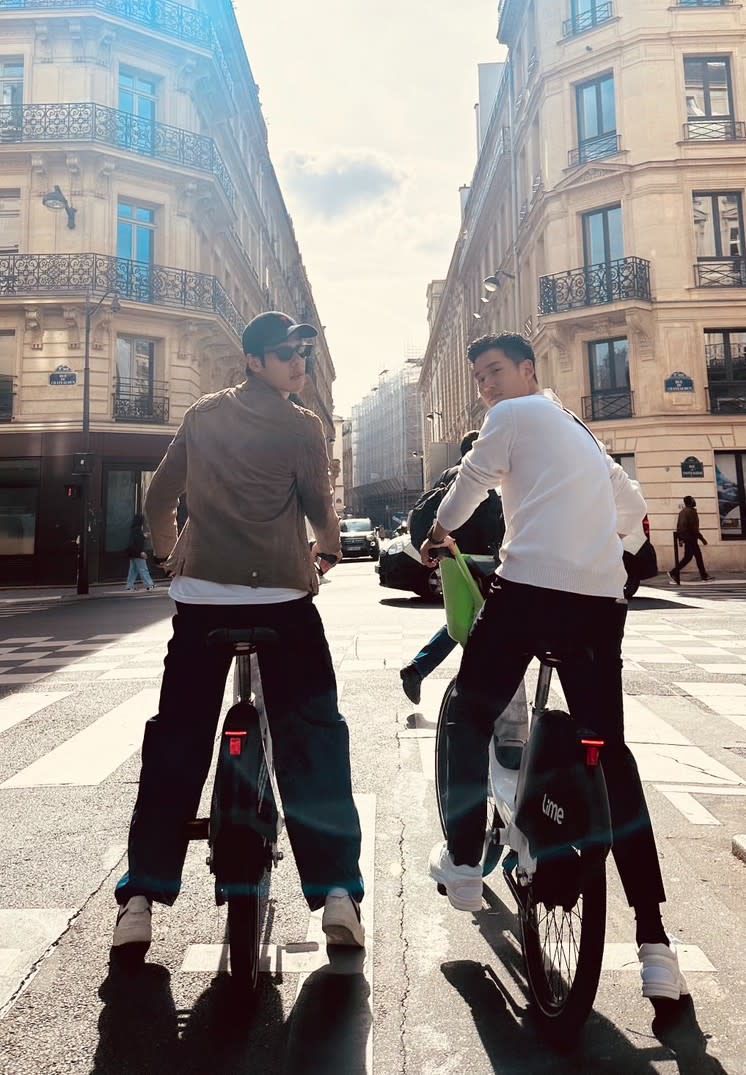 周興哲（右）、周予天騎單車漫遊巴黎。星空飛騰提供