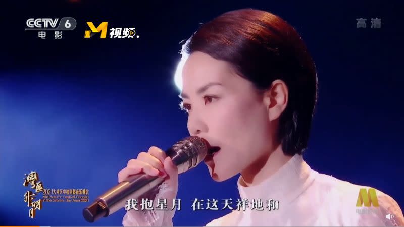 ▲王菲演唱晚會主題曲《灣》是對嘴表演。（圖／翻攝《電影頻道融媒體中心》微博）