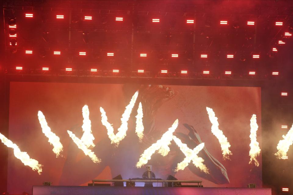 Marshmello de Estados Unidos durante su set en el Festival Tecate Emblema en la Ciudad de México el viernes 17 de mayo de 2024. (Foto AP/Fernando Llano)