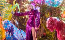 Miley Cyrus weiß, wie sie sich inszeniert. Discokugeln, rosa Leoparden, gelbe Zebras und dazwischen Miley Cyrus im funkelnden Dress: Es ist ein Bild wie gemalt. (Bild: RCA/Sony Music)