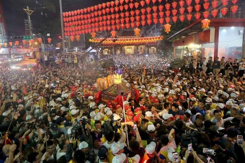 圖為去年大甲媽祖遶境進香活動起駕。（資料照片 黃國峰攝）
