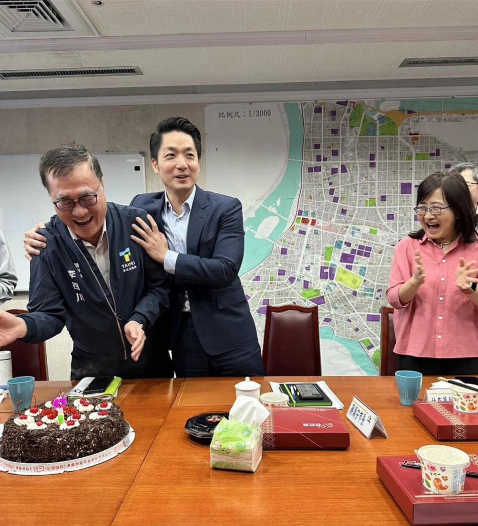 台北市長蔣萬安（中）1日與副市長林奕華（右），一同替1日生日的副市長李四川（左）慶生。（摘自林奕華臉書／丁上程台北傳真）