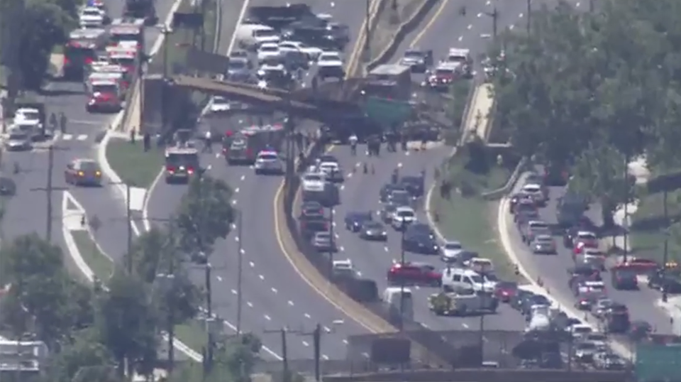 Un puente peatonal se derrumbó sobre una concurrida autopista en Washington, DC (Fox 5 Washington DC)