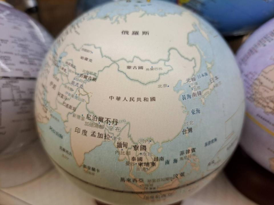 朝野因立院臨時提案中「我國」、「中國」用字是否改「大陸」引發論戰，但市售地球儀不少已標榜「實質兩國論」。周志豪攝