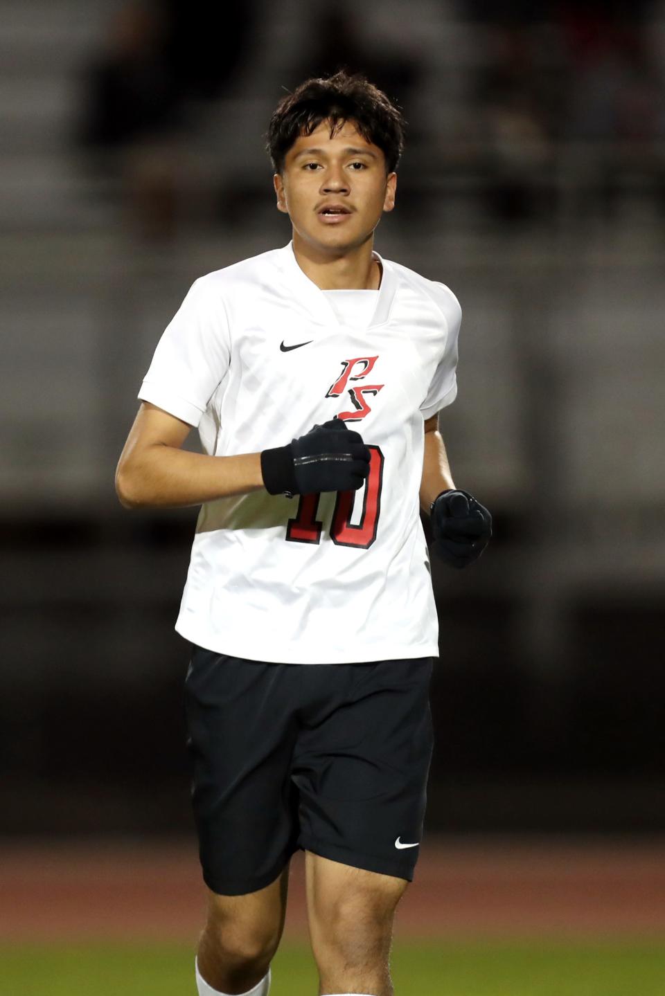 Palm Springs midfielder Reyes Gutierrez (10) competes against Shadow Hills in Indio, Calif., on Thurs., December 21, 2023.