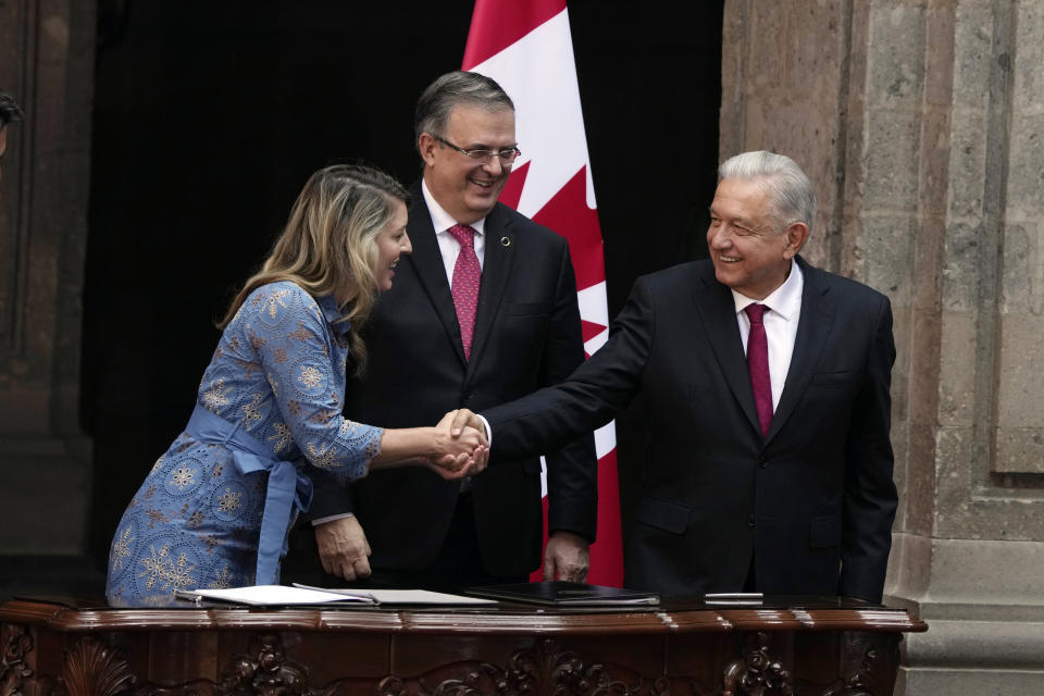 ARCHIVO - El canciller mexicano Marcelo Ebrard, quien aparece entre el presidente mexicano, Andrés Manuel López Obrador, a la derecha, y la canciller canadiense Melanie Joly, participa en una ceremonia de firma de un acuerdo bilateral en el Palacio Nacional de la Ciudad de México, el 11 de enero de 2023. Ebrard está probando si su trabajo en el escenario mundial se traducirá en votos en México mientras compite por la nominación del partido gobernante en las elecciones presidenciales del próximo año. (Foto AP/Fernando Llano, Archivo)