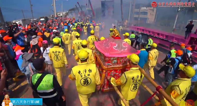 18台高空吊車一字排開，鞭炮齊放，陣仗相當驚人。(圖／翻攝自白沙屯媽祖網路電視台YT)