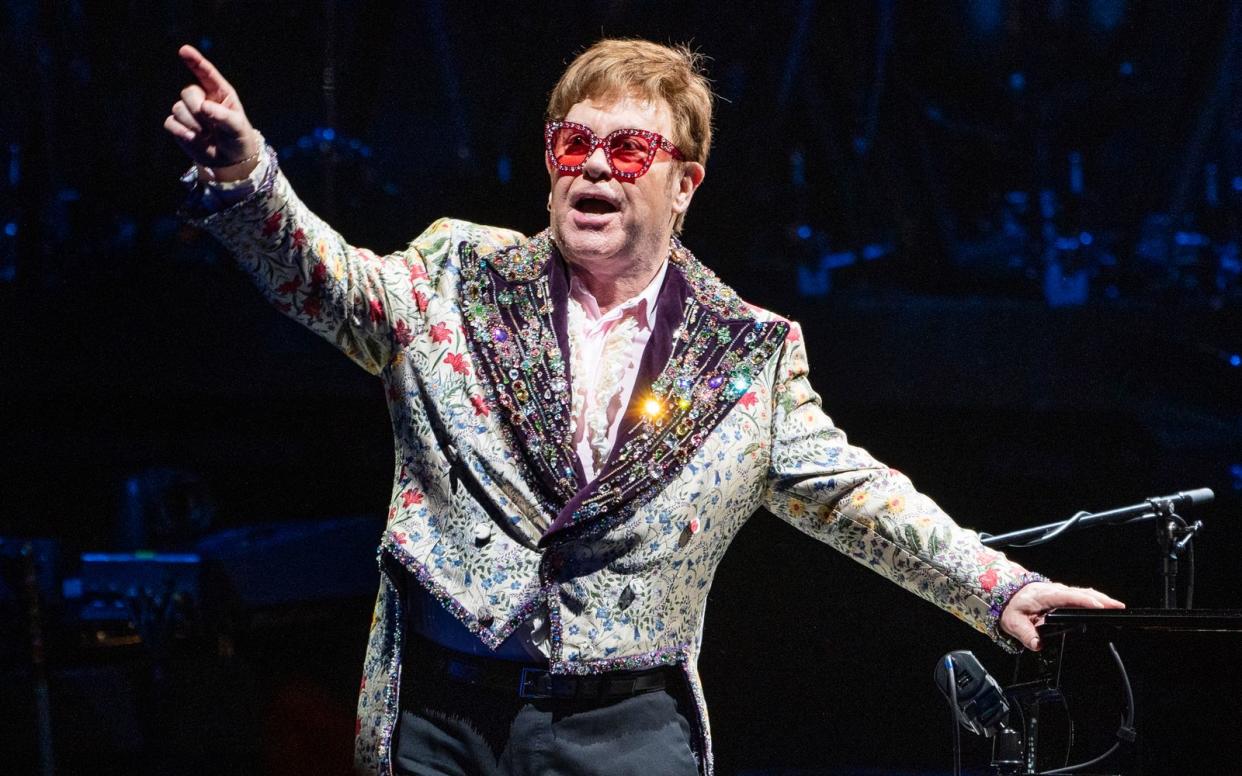 Nachdem Elton John zuletzt im Rohlstuhl sitzend gesichtet worden war, äußerte sich der Musiker nun zu seinem Gesundheitszustand. (Bild: Getty Images / Erika Goldring)