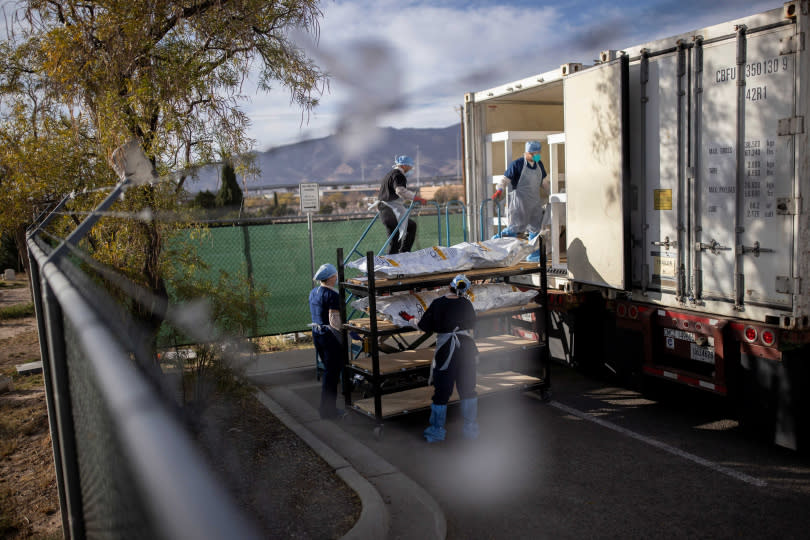 運出的遺體都被安排到由冷藏貨櫃車改建成的臨時停屍間中。（圖／達志／路透社）