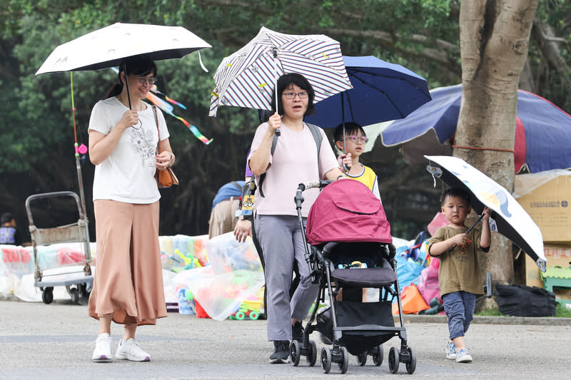 鋒面接近水氣增多　各地留意較大雨勢 中央氣象署表示，5日鋒面接近，水氣增多，各地都 有局部較大雨勢發生的機率。圖為民眾上午撐傘到台 北市華山1914文化創意產業園區。 中央社記者鄭清元攝  113年5月5日 