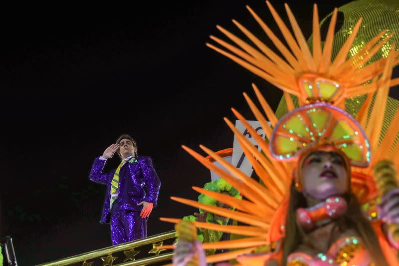 El actor Marcelo Adnet interpreta a Jair Bolsonaro mientras actúa junto a miembros de la escuela de samba de Sao Clemente en la segunda noche del Carnaval en Río de Janeiro