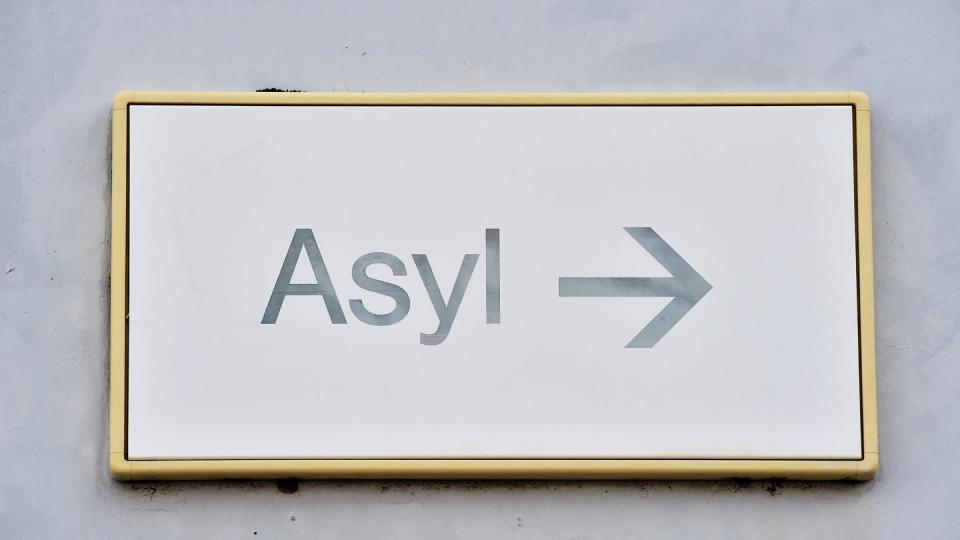 Ein Schild mit der Aufschrift «Asyl». Foto: Uli Deck/Archiv