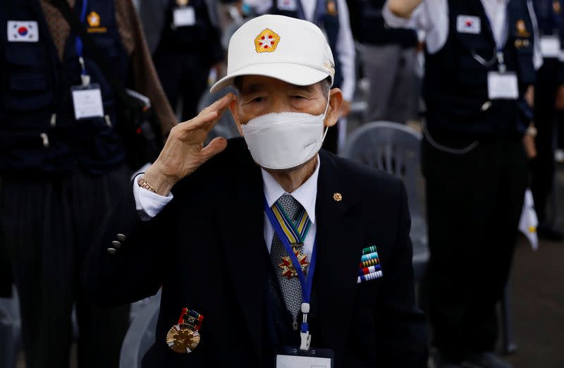 Un veterano de Corea del Sur saluda durante una ceremonia conmemorativa del 70º aniversario de la Guerra de Corea, cerca de la zona desmilitarizada que separa las dos Coreas, en Cheorwon, Corea del Sur