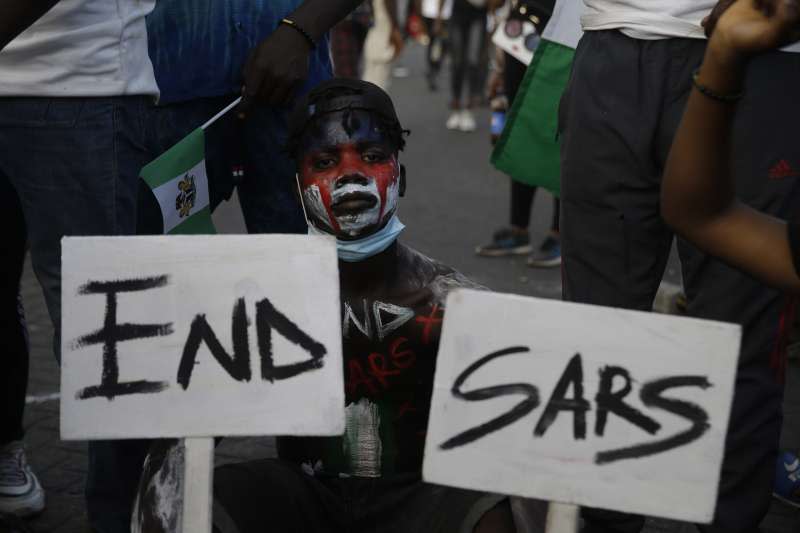 2020年10月，奈及利亞大批民眾走上街頭，抗議「反搶劫特勤隊」（SARS）的警察暴力（AP）