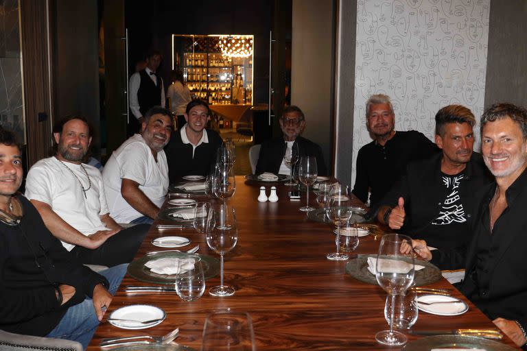 La noche siguió con una cena en el resto Saint Tropez, donde todo el grupo (incluido el hijo de Moldavsky) celebró el cumpleaños de "El Tirri"