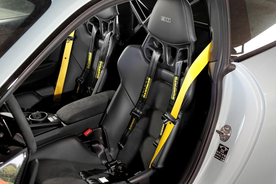 在濃厚的越野外表下碳纖維賽車桶椅則帶來強烈賽車氣息(黃色安全帶與六點式安全帶為選配項目)。