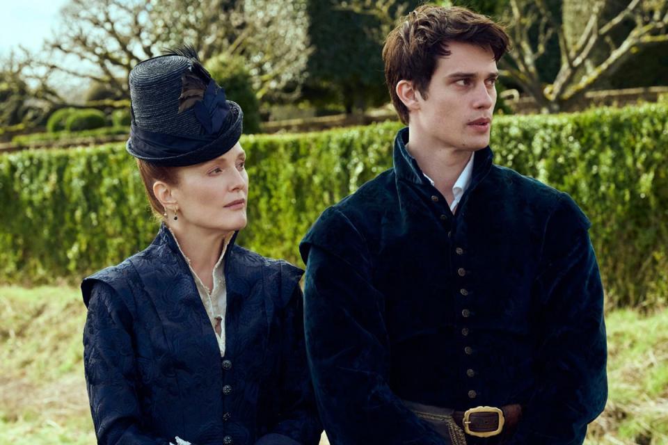 <p>Starz</p> George Villiers (Nicholas Galitzine) and Mary Villiers (Julianne Moore) in "Mary & George"