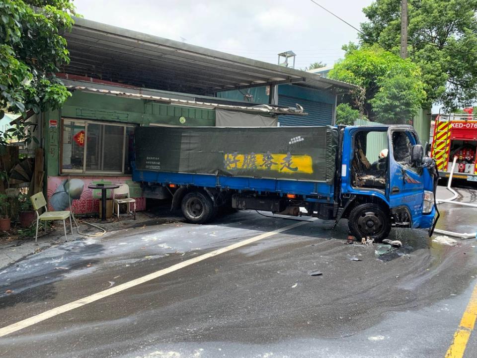 《圖說》小貨車不明原因突往下滑動撞擊到附近檳榔攤，車頭突然起火燃燒。〈特搜大隊提供〉