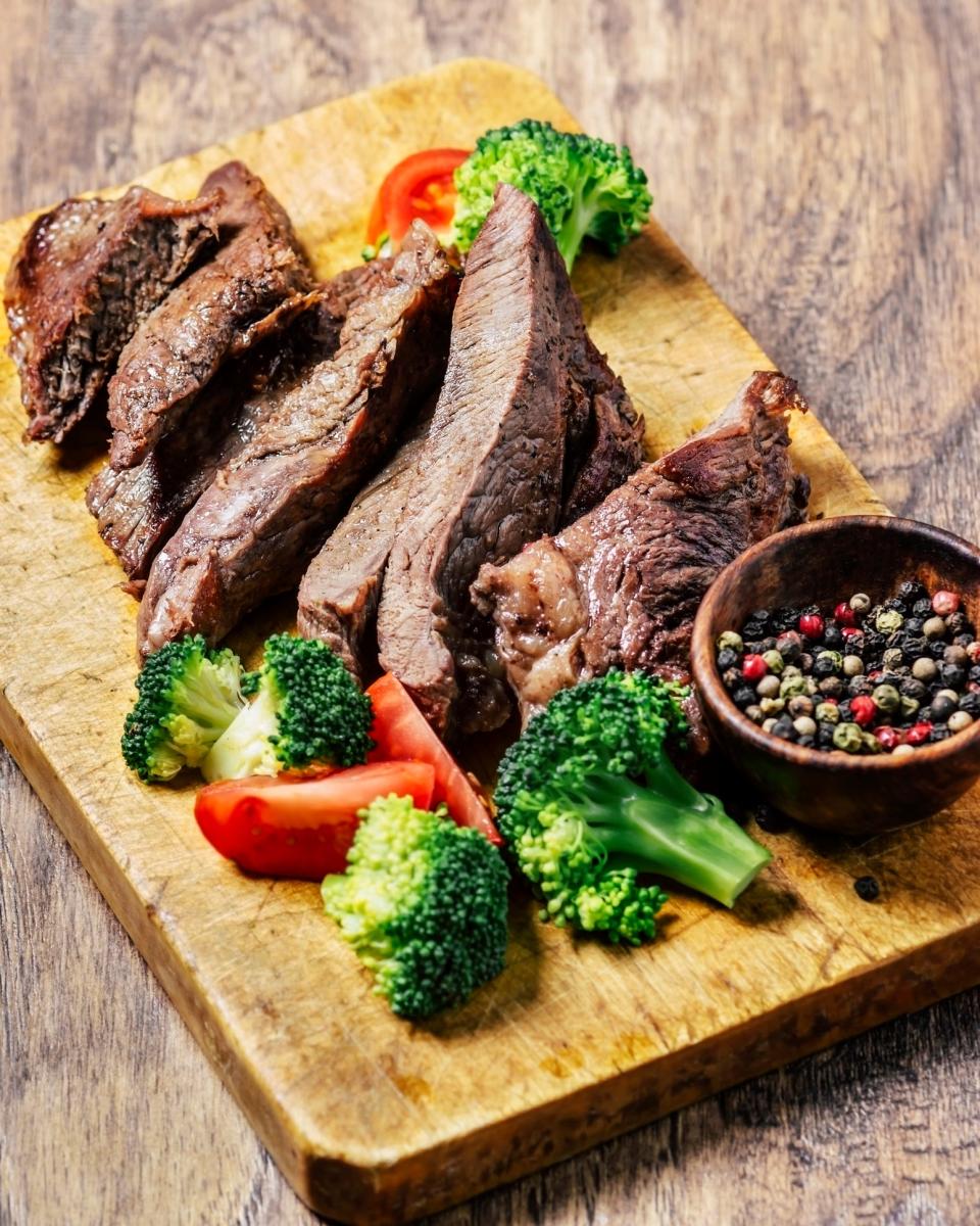 Grilled steak with broccoli and carrots