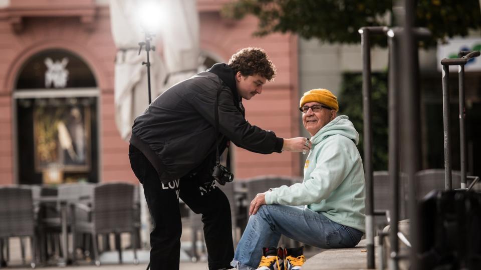 Jannik Diefenbach bereitet seinen Großvater Alojz Abram für ein Foto-Shooting vor.