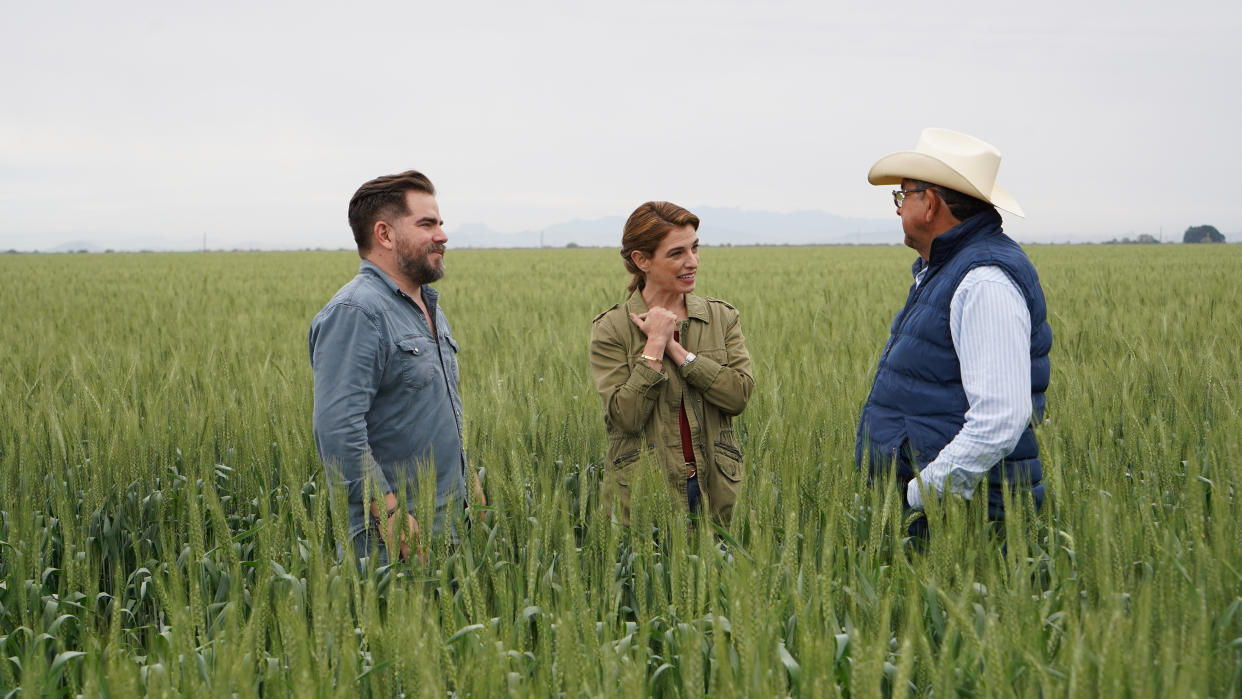 José Luis Lambarri, de izquierda a derecha, el autor y Carlos Preciado, un agricultor de trigo de Sonora, México. Lambarri es conocido como un parrillero excepcional en su comunidad. (Pati Jinich vía The New York Times)