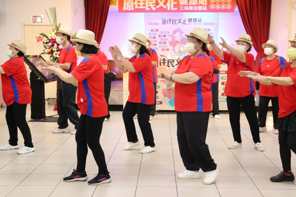 新莊區福壽原住民族文化健康站帶領健康操活動。   圖：新北市原民局提供