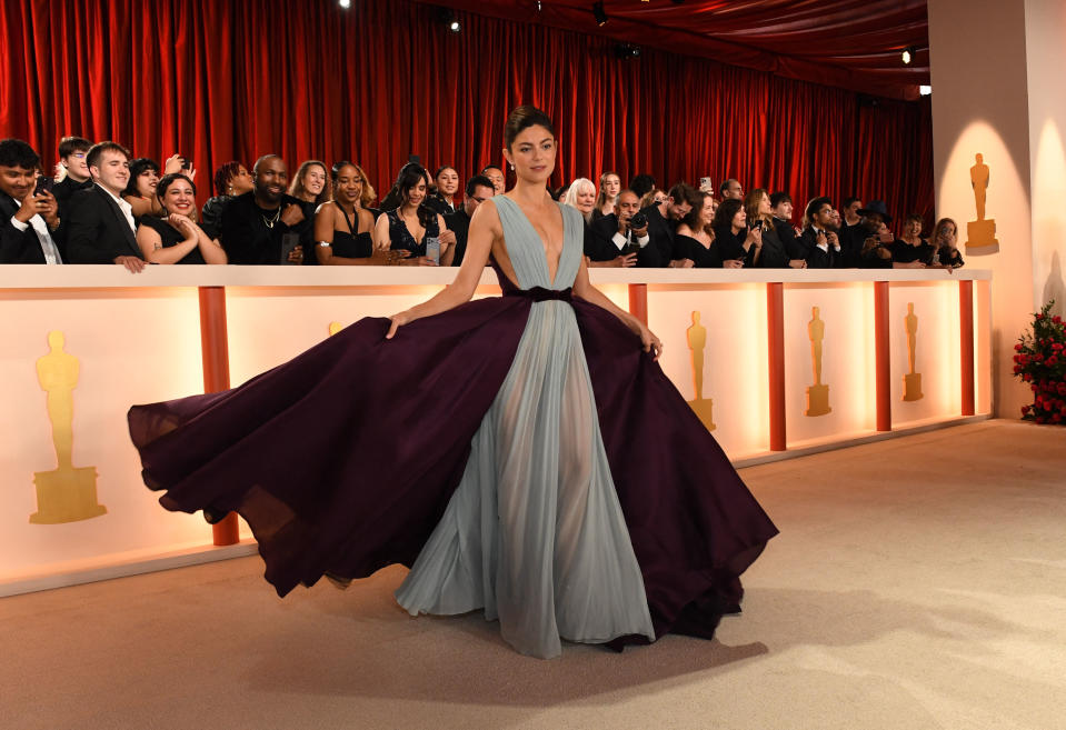 Monica Barbaro en la alfombra de los Oscars 2023. (Photo by VALERIE MACON / AFP) (Photo by VALERIE MACON/AFP via Getty Images)