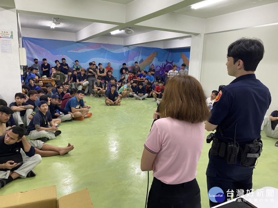 楊梅警灌輸工廠移工反毒、反詐及用路安全觀念。