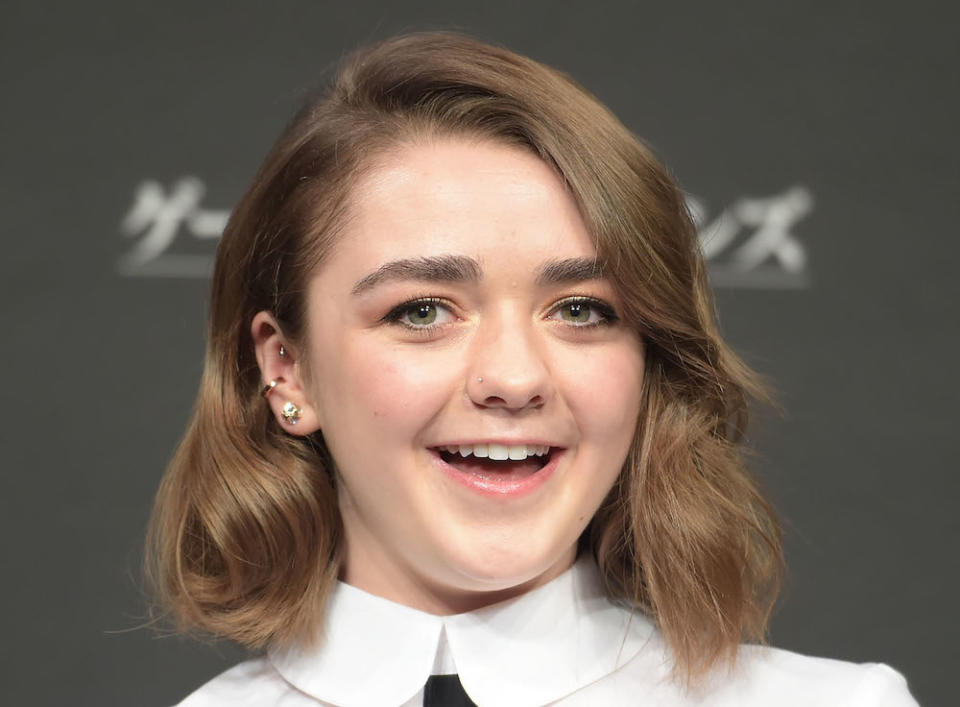 Maisie Williams just dyed her hair midnight blue and it’s BEAUTIFUL