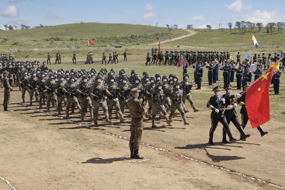 En esta foto distribuida por el Servicio de prensa del Ministerio de Defensa de Rusia, soldados chinos marchan durante las maniobras militares Vostok 2022 en un polígono artillero en el extremo oriente de Rusia el 31 de agosto del 2022. (Vadim Savitsky/Servicio de Prensa del Ministerio de Defensa de Rusia vía AP)