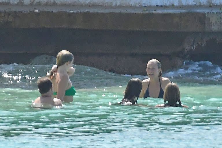 Paltrow disfrutando de las cálidas aguas del caribe con su familia ensamblada. Además de su pareja actual, la actriz está también vacacionando con su ex Chris Martin, el cantante de Coldplay, y su hija de 18 años, Apple 