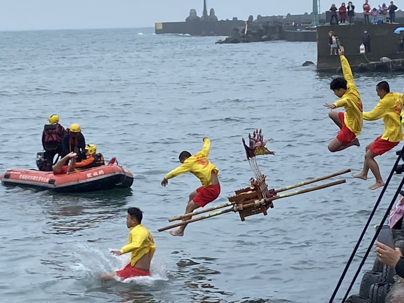 野柳神明淨港文化祭登場（3） 新北市野柳神明淨港文化祭24日在萬里區保安宮舉 行，由男信徒抬著神轎跳入海港，象徵巡境淨港驅逐 鬼怪，祈求風調雨順。 （萬里區公所提供） 中央社記者黃旭昇新北市傳真  113年2月24日 