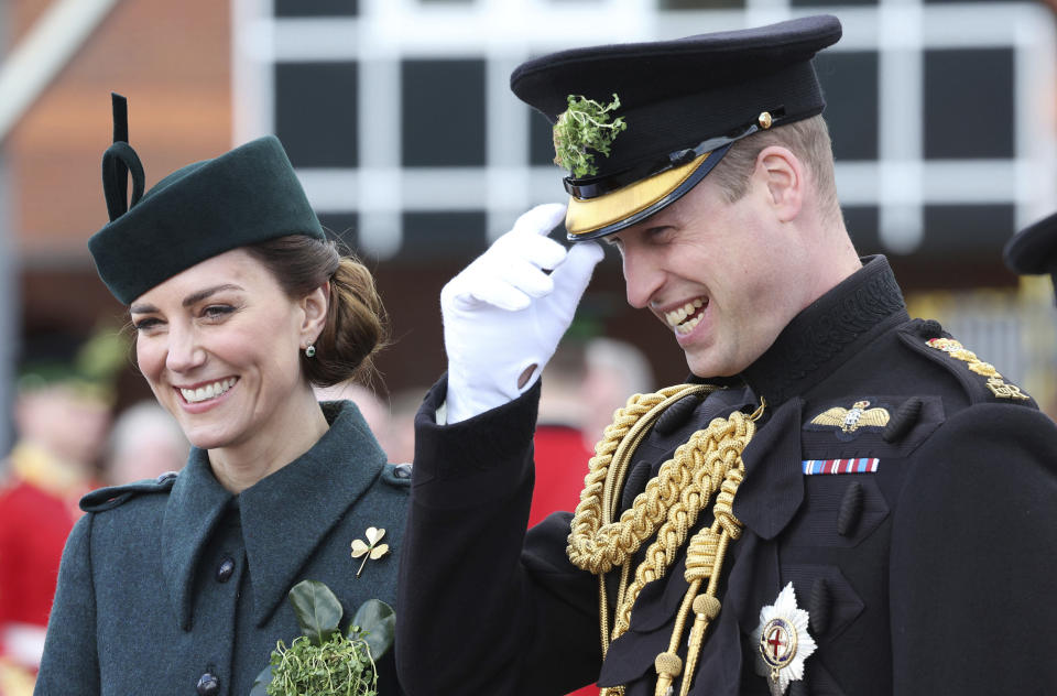 ARCHIVO - El príncipe Guillermo de Gran Bretaña y Kate, duquesa de Cambridge, asisten al Desfile del Día de San Patricio del 1er Batallón de la Guardia Irlandesa en Mons Barracks, en Aldershot, Inglaterra, el 17 de marzo de 2022. (Chris Jackson/Pool vía AP, archivo)