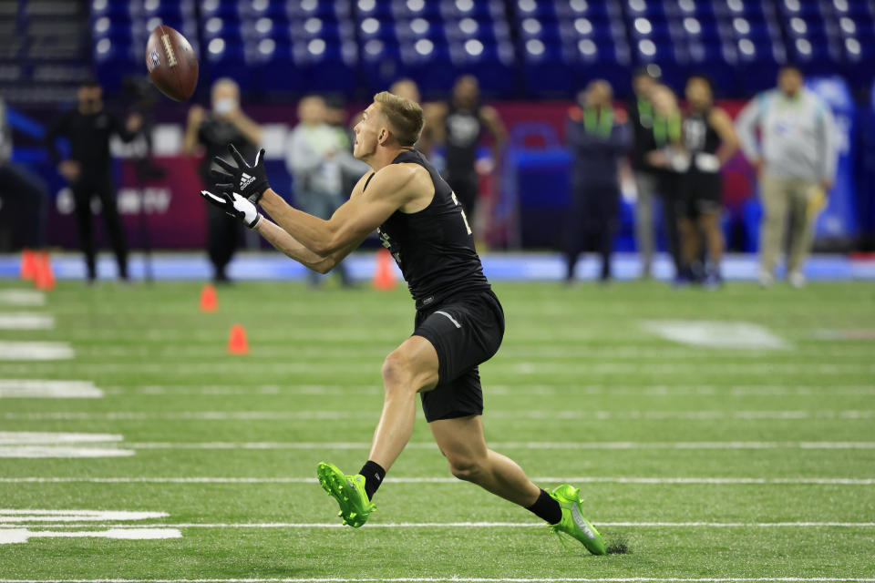 Alec Pierce #WO24 of the Cincinnati Bearcats runs a drill during the NFL combine 