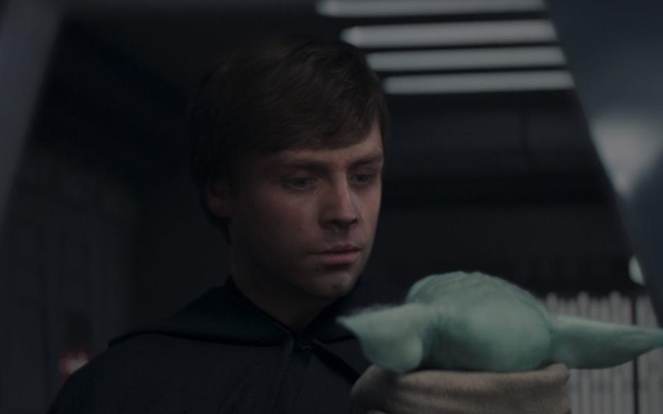 <p>Am Ende der zweiten Staffel von "The Mandalorian" feiert (der digital verjüngte) Luke Skywalker seine Rückkehr - als Retter in der Not und künftiger Jedi-Lehrmeister für "Baby-Yoda" Grogu. (Bild: Disney)</p> 