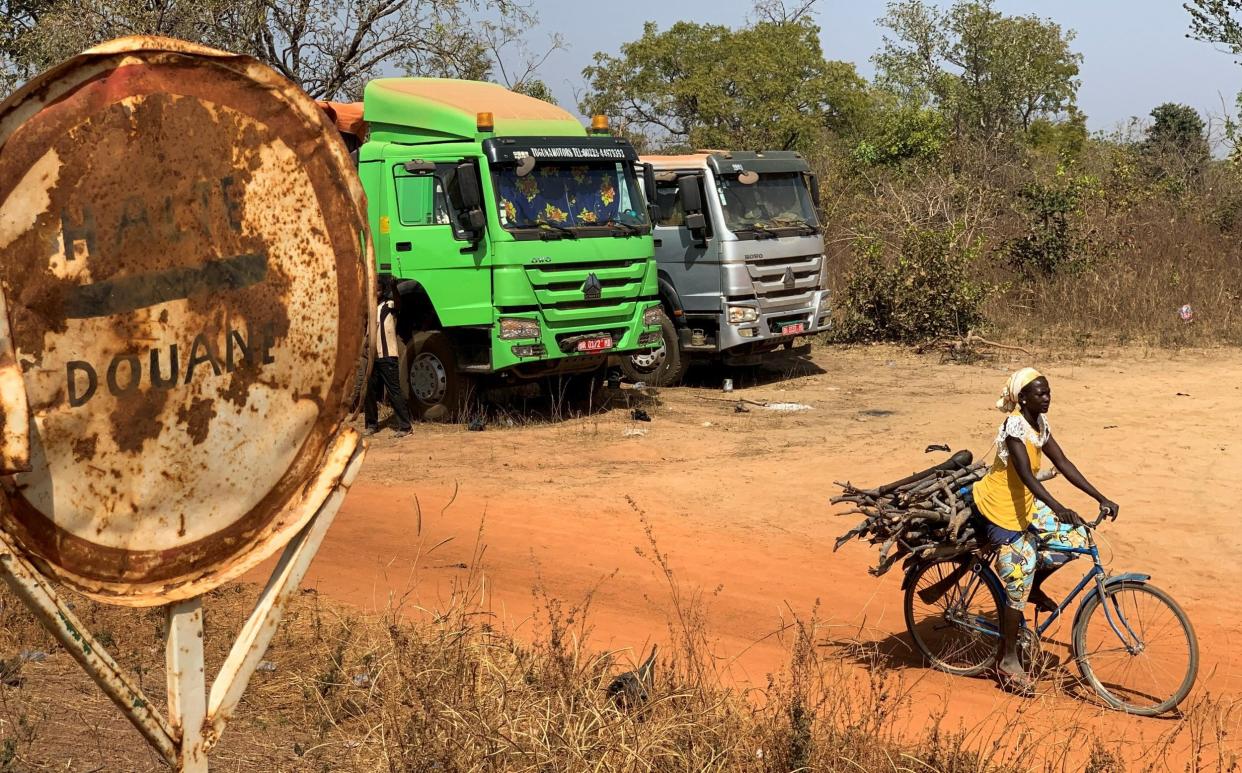 Malian trucks parked in Tingrela after the closure of the border between Ivory Coast and Mali - ANGE ABOA /REUTERS 