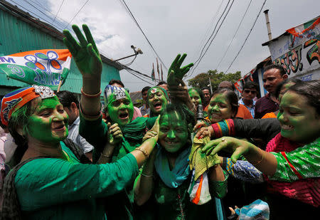 Supporters of Trinamool Congress (TMC) celebrate after learning the initial poll results of the West Bengal Assembly elections, in Kolkata, India May 19, 2016. REUTERS/Rupak De Chowdhuri