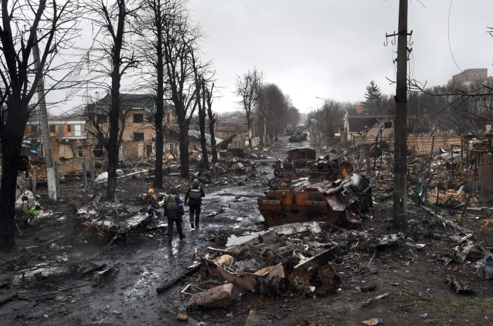 Разрушенные дома, сгоревшие танки и трупы на улицах Бучи, Украина.