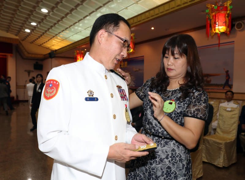 20170627-國防部上午舉行國軍106年下半年將官晉任典禮，由國防部長馮世寬替晉任將官授予上階。圖為海巡署後勤處長林彥晉升少將，在家人協助下，掛上正式軍階。（蘇仲泓攝）