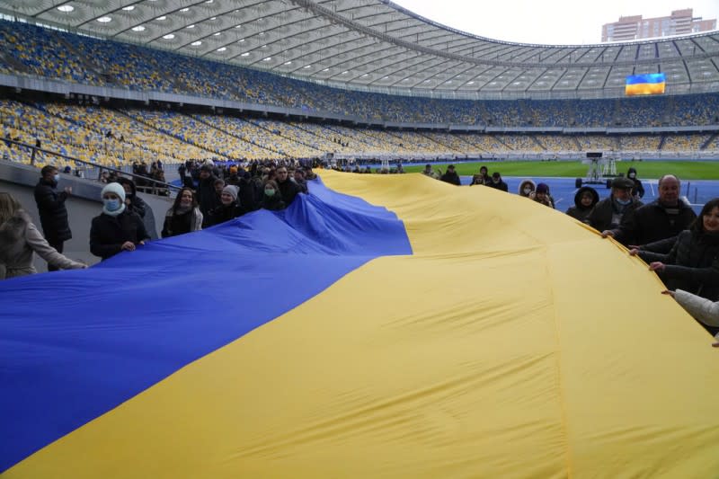 2022年2月16日被烏克蘭總統哲連斯基訂為「團結日」，烏克蘭民眾在基輔的運動場拉起一幅長達兩百公尺的烏克蘭國旗、表示團結。（美聯社）