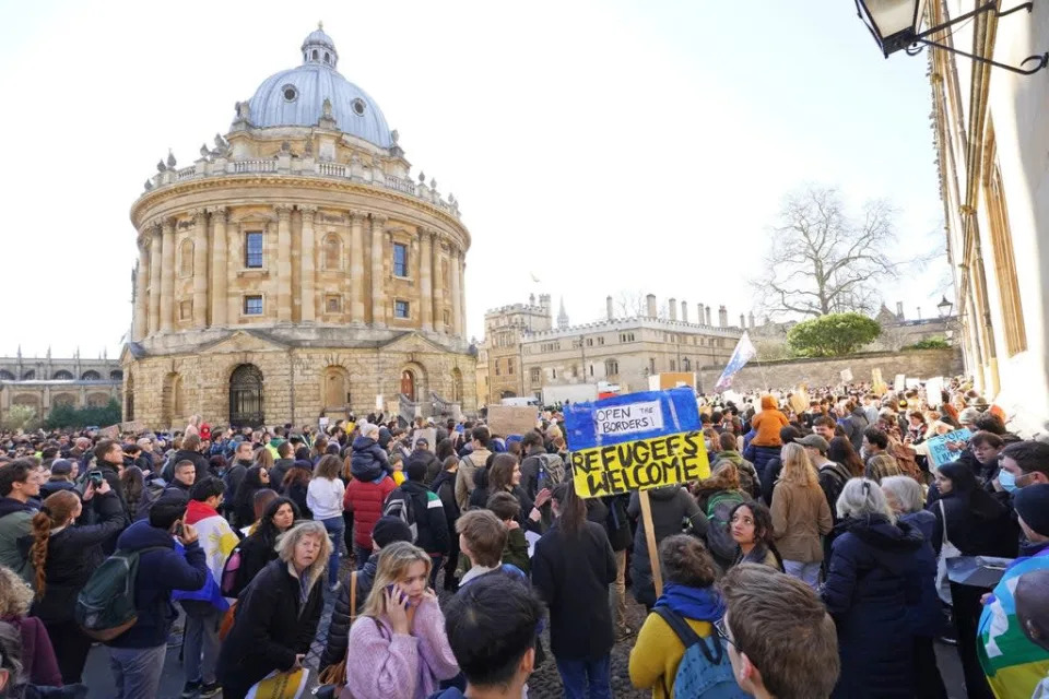 Personas forman parte de una manifestaci&#xf3;n fuera de la Radcliffe Camera en Oxford, para denunciar la invasi&#xf3;n rusa de Ucrania (AP)