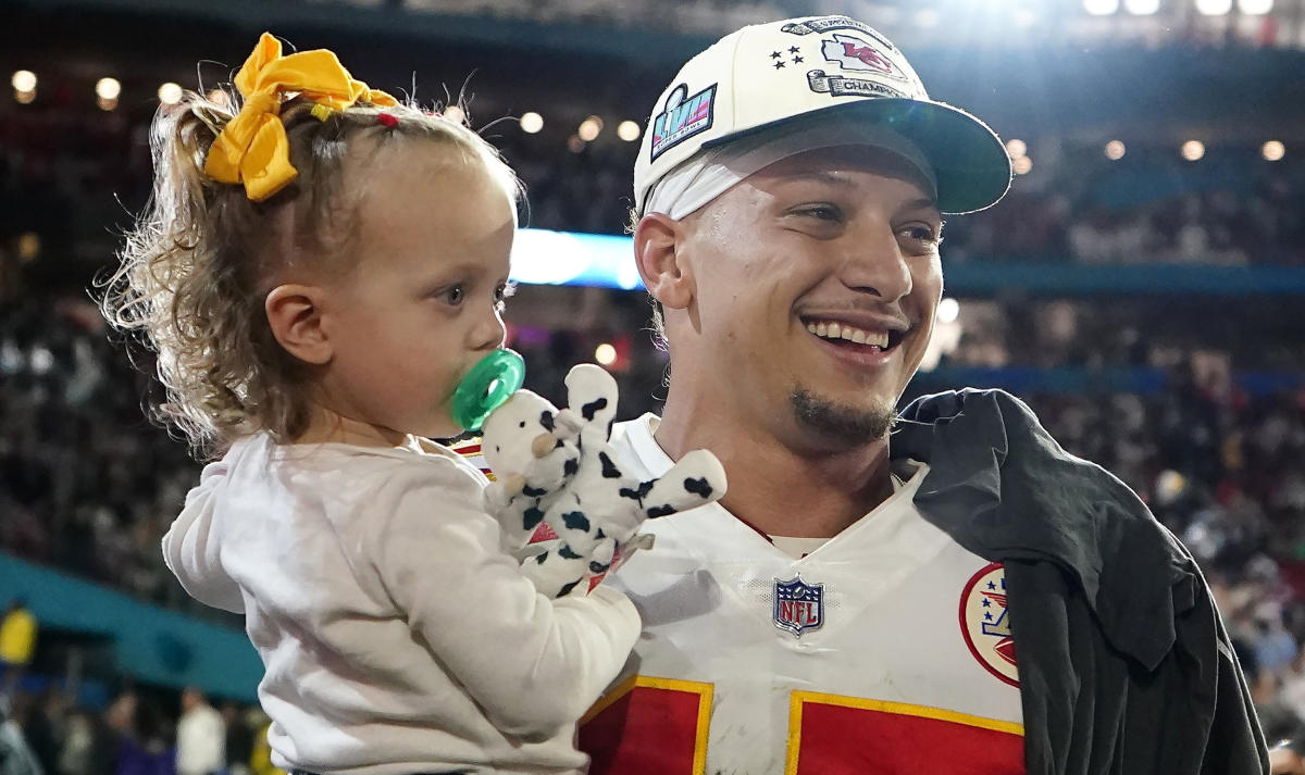 Patrick Mahomes Kisses Wife Brittany and Daughter Sterling Skye Ahead of Super  Bowl LVII