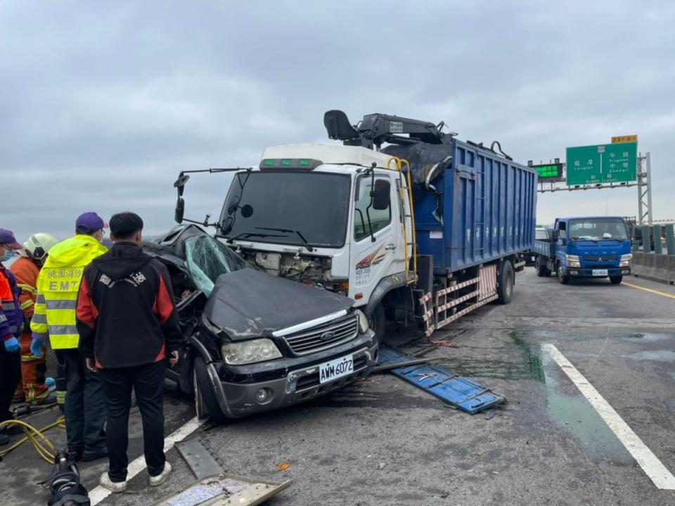 ▲大貨車疑似未注意車前狀況，由後追撞前方四輛自小客車，造成4部車輛駕駛4人受傷。（圖／平鎮分局提供）