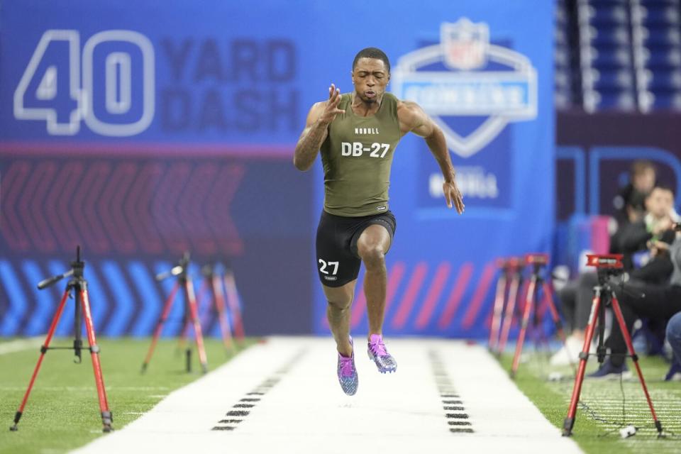 Toledo defensive end Quinyon Mitchell runs the 40-yard dash Friday at the NFL scouting combine.