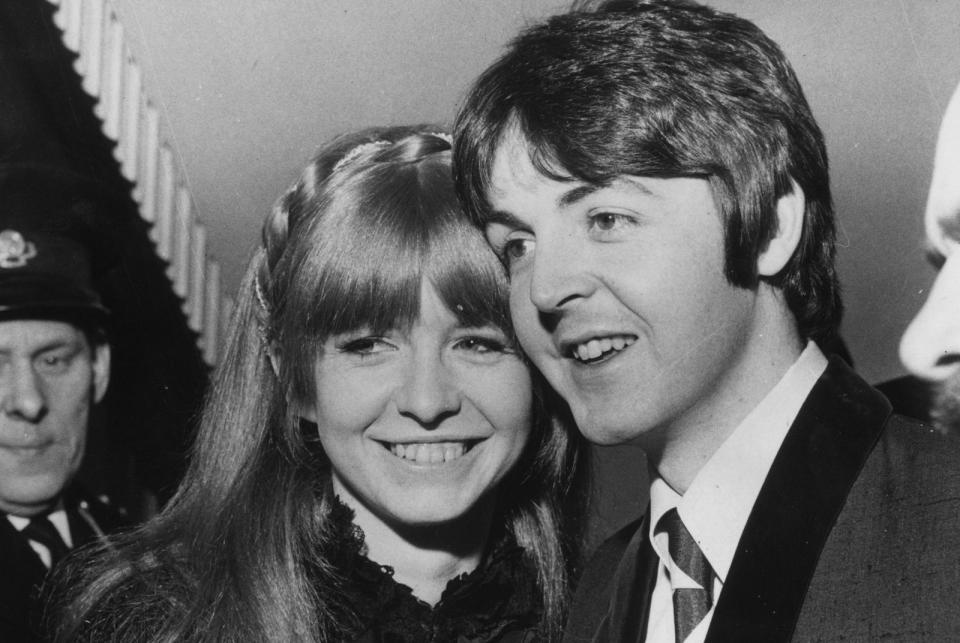 Noch ein berühmtes Groupie der 60-er - nein, halt! Natürlich viel mehr als das. Jane Asher war bereits mit 15 ein britischer Kinderstar. Legendär wurde ihre mehrjährige Liaison mit Paul McCartney. Der Beatle widmete ihr Klassiker wie "Here, There And Everywhere" und "For No One". 1968 lösten die Schauspielerin und der Musiker ihre Verlobung. (Bild: Central Press/Getty Images)