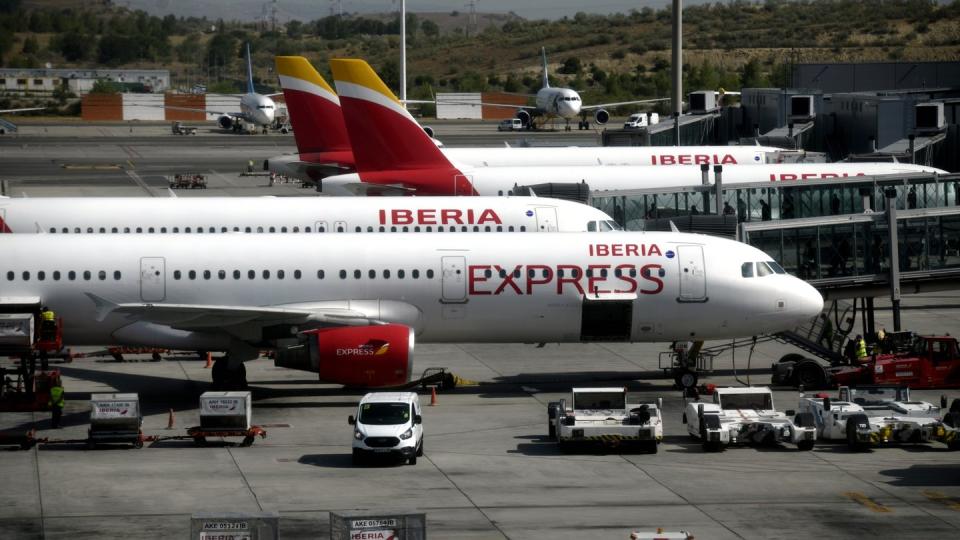 Maschinen der Fluggesellschaft Iberia Express am Madrider Flughafen.