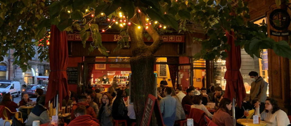 Au Broc-Café, café mythique du 1er arrondissement de Lyon, on est fataliste.
