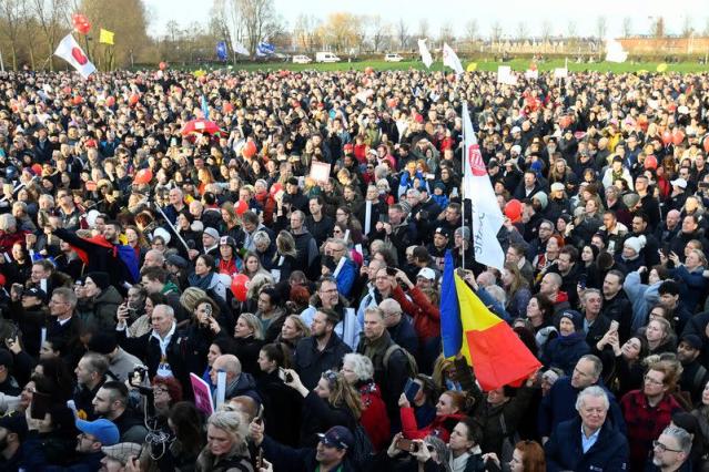 Dutch police disperse thousands protesting against lockdown measures